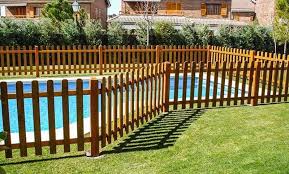 cierre con estacas de madera para el perímetro de una piscina