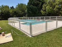 imagen de piscina con enrejado de plástico con reja rígida