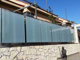 vallas perimetrales con paneles de cristal para chalets