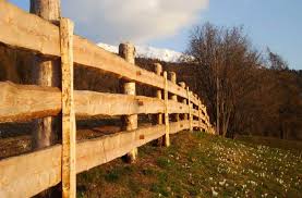 valla clásica de madera para el perímetro o limites de la granja